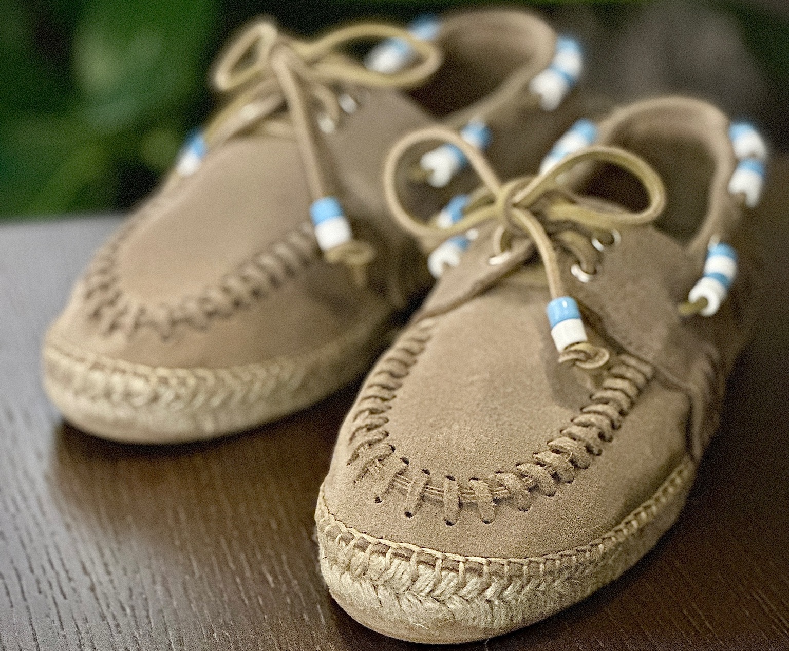Calzature donna esposte negli scaffali della boutique