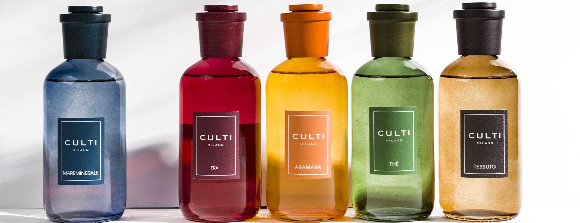 Cinque flaconi Culti Milano in vetro blu, rosso, arancio, verde e ambra: Mareminerale, Era, Aramara, Thé, Tessuto
